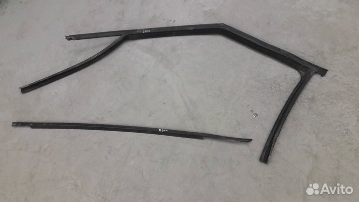 Направляющая стекла передней левой Skoda Fabia