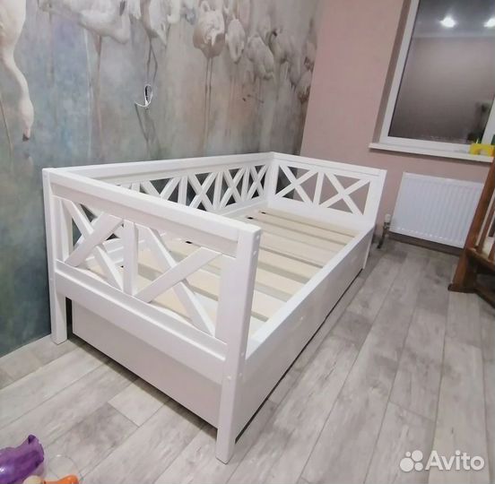 Детская кроватка из дерева