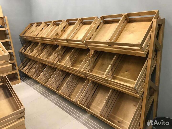 Деревянные витрины и стеллажи