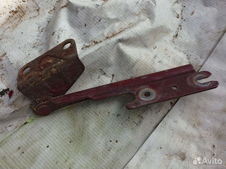 Петля капота Mazda 626 GE 1997