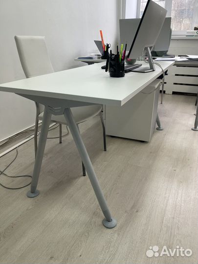 Стол офисный белый с тумбой и стулом