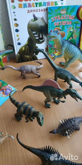 Коллекция динозавров, книги, кости и халат