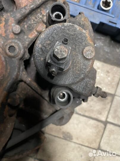 Суппорт передний правый Volkswagen Golf 6