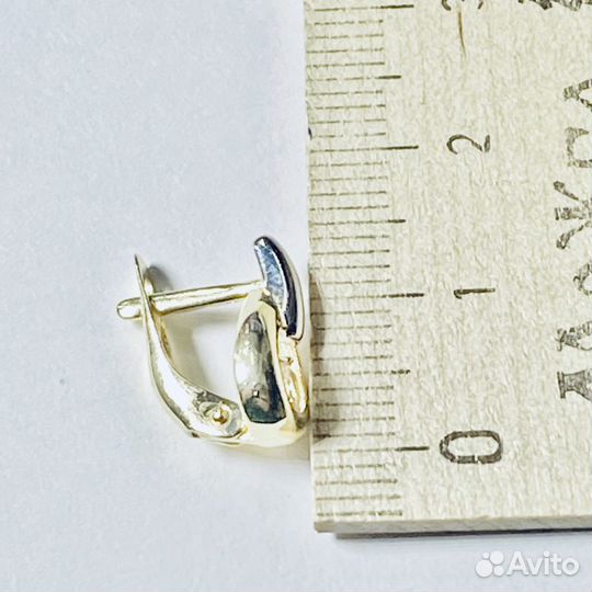 Золотые серьги с камнем