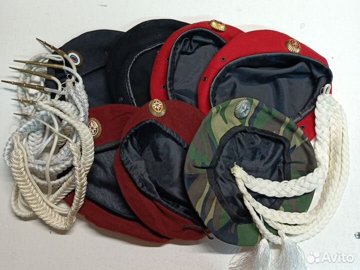 Береты аксельбанты