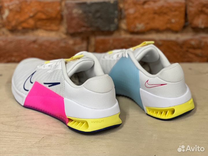 Кроссовки Nike Metcon 9 белые с розовой вставкой