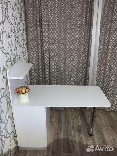 Маникюрный стол