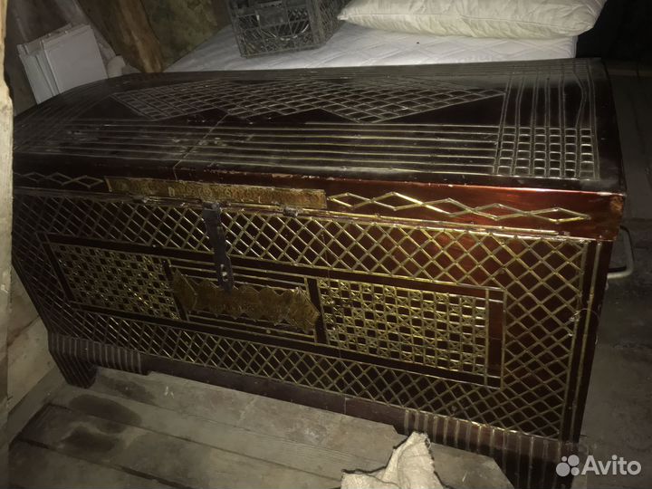 Сундук старинный