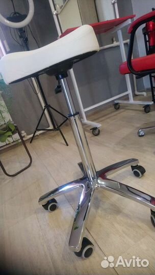 Стул мастера на колёсиках