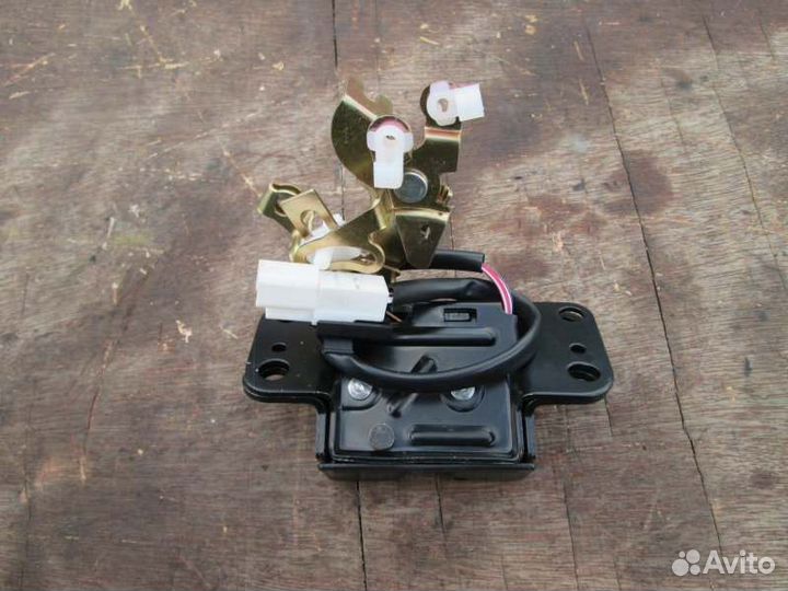 Замок багажника Toyota Harrier MCU15