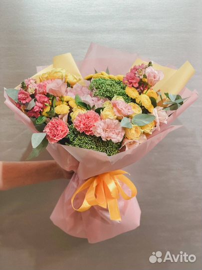 Яркий букет цветов из сборных цветов