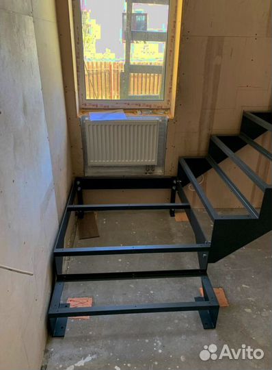 Лестница на металлокаркасе открытого типа