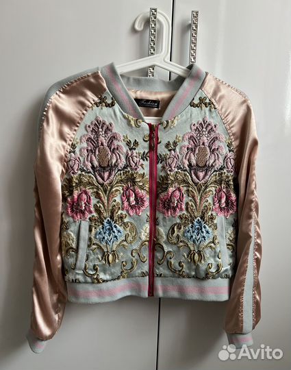 Бомбер куртка с вышивкой