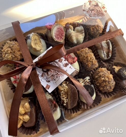 Финики в шоколаде с начинкой из цельных орехов