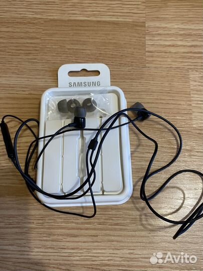 Проводные наушники с микрофоном