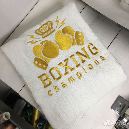 Махровый халат с вышивкой