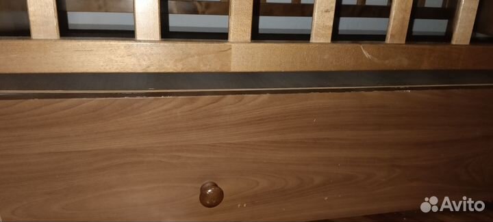 Детская кроватка с маятником и ящиком