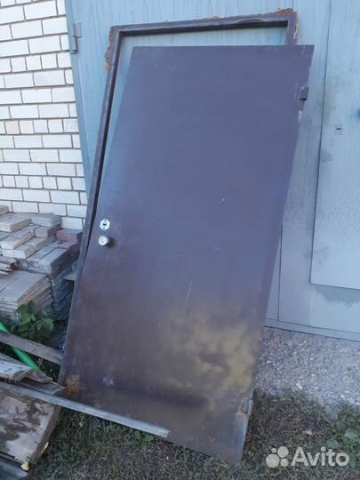 Металлическая дверь