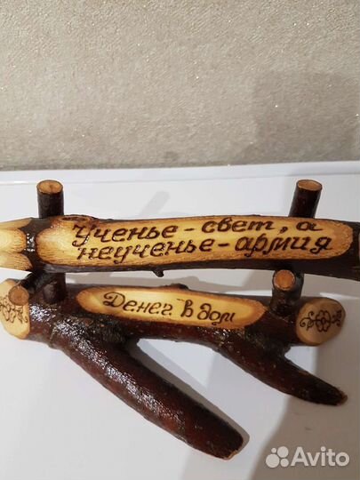 Сувениры : ручка на подставке. Статуэтка глиняная