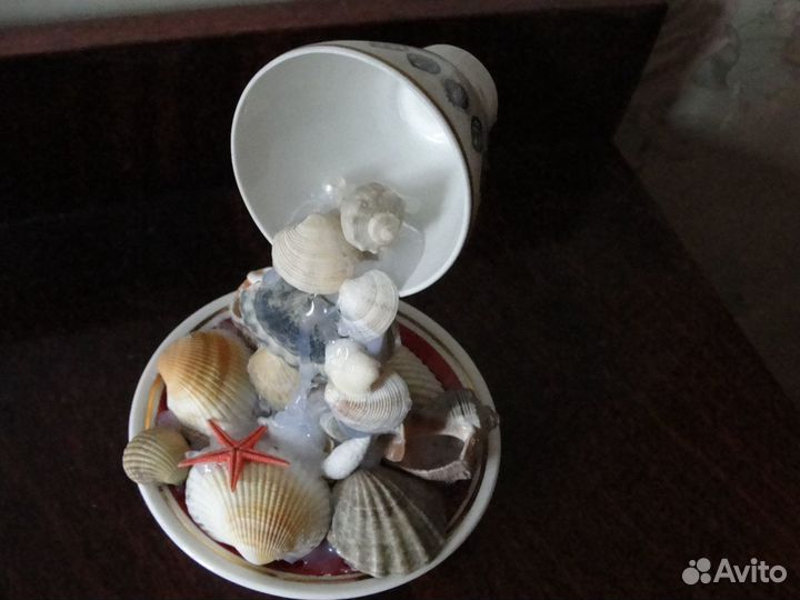 Парящая чашка с ракушками и жемчужиной