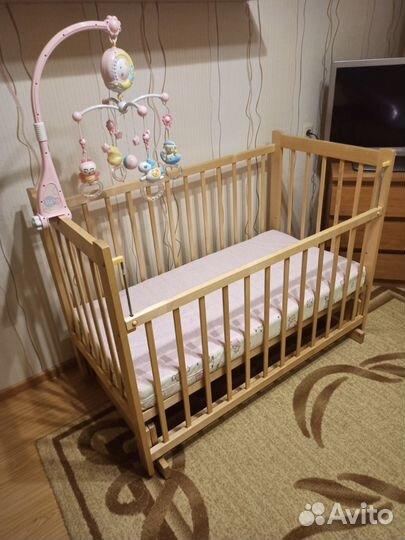 Детская кроватка с поперечным маятником