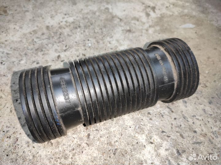 Патрубок воздушного фильтра на Opel Meriva B