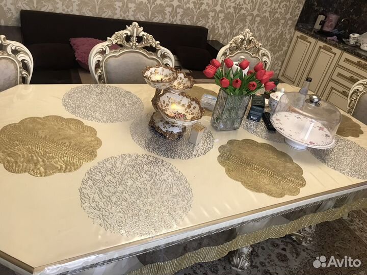 Стол со стульями