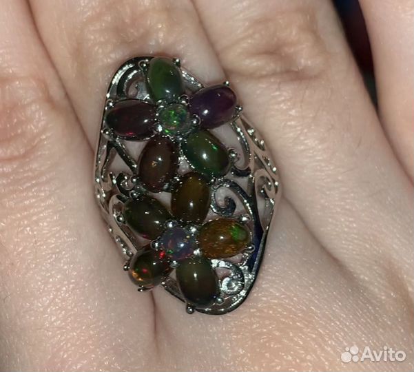 Серебряное кольцо с черными опалами