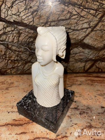 Бюст красивой африканки. Бивень