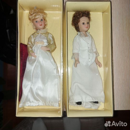 Кукла фарфоровая