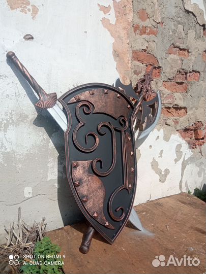 Щит топор меч (интерьер)с инициалами