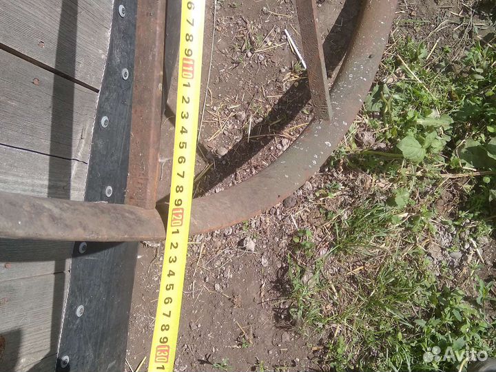 Старинное железное колесо