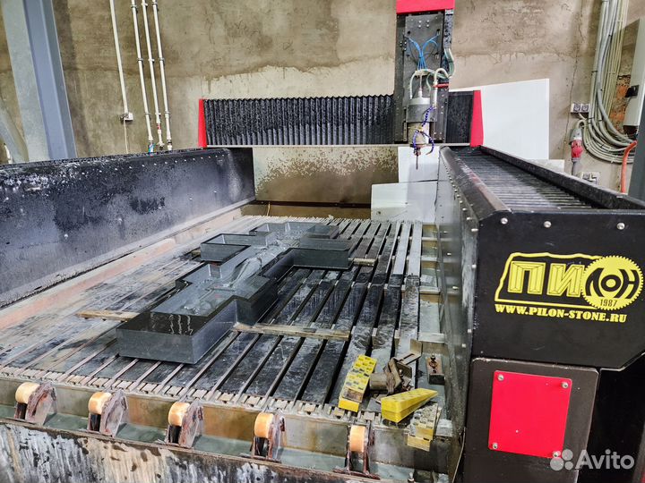 Резной гранитный крест памятник