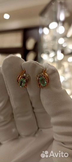 Золотые серьги с бриллиантами и изумрудами