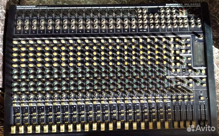Микшерный пульт Behringer