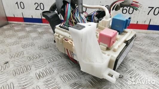 Блок предохранителей toyota avensis T27 (4ST06M101