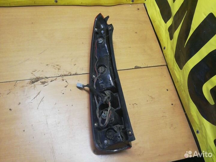 Задний правый фонарь honda hr-v 2002