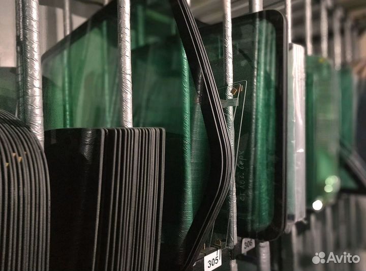 Стекло правое John Deere 210 / 240 / 260