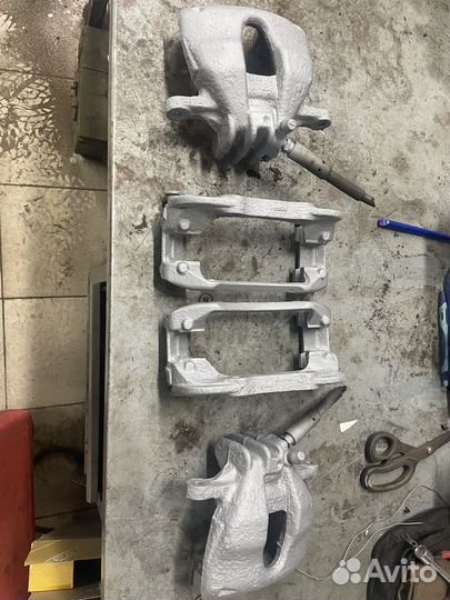 Суппорт тормозной передний Пежо 308