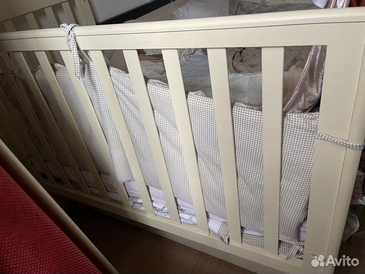 Детская кроватка с маятником и ящиком