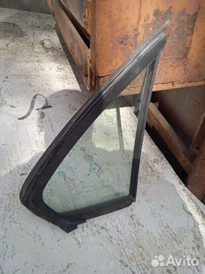 Форточка задняя левая Ниссан Блюберд EU14