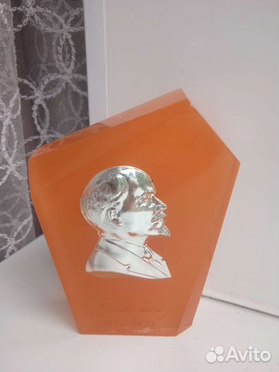 Барельеф Ленин