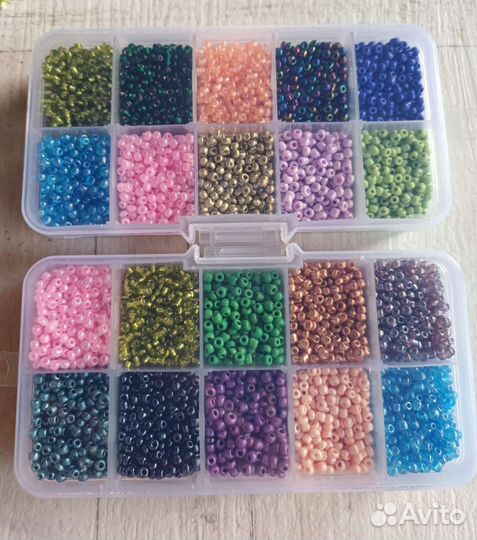 Бисер в контейнере органайзере