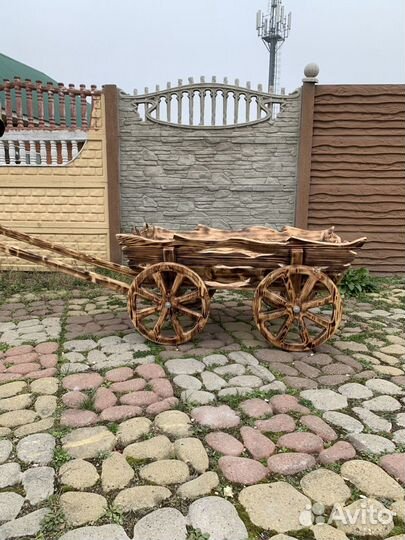 Деревянная телега декоративная резная