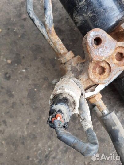 Цилиндр гидроподвески Toyota Land Cruiser 200