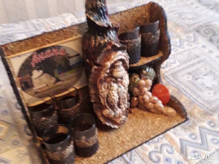 Бутылка и 6 стопок