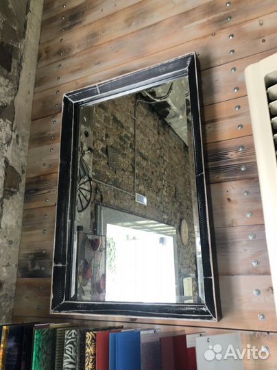 Дизайнерское зеркало в деревянной раме