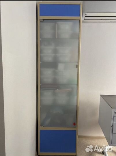 Шкаф со стеклянной дверцей