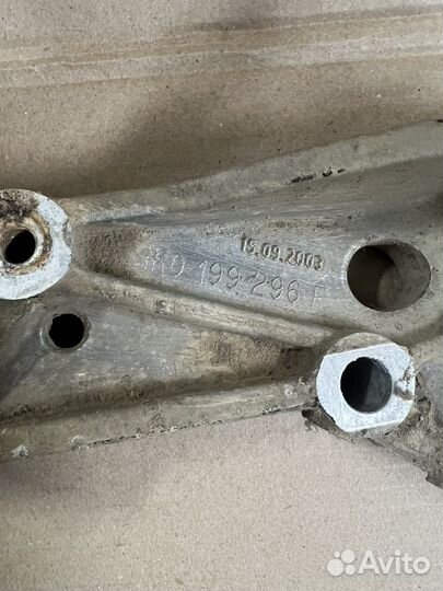 Кронштейн подрамника правый VAG