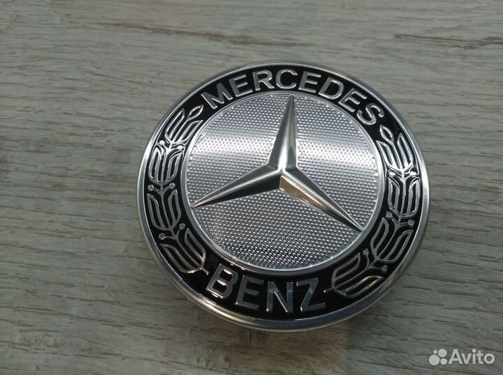 Колесные колпачки Mercedes с черной окантовкой